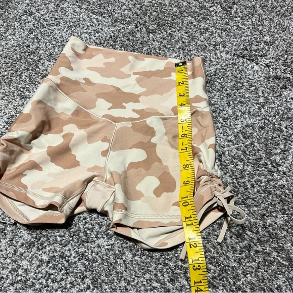 Aerie Offline Beige and Brown Camouflage Scrunch Tie Yoga Athletic Shorts S - Picture 2 of 11